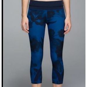 Lulu lemon blue & black floral capri